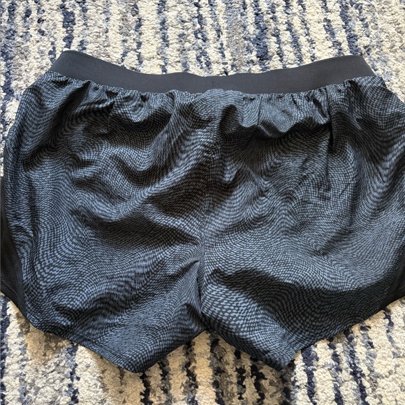 Under Armour Black HeatGear Athletic Top - Picture 3 of 3